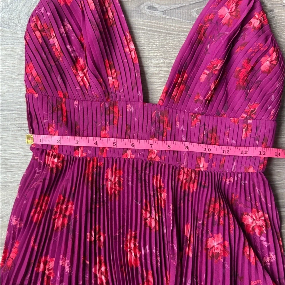 Amur Catarina V Neck Pleated Dress 2 - Picture 11 of 16